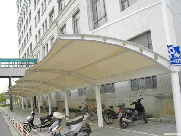 膜結構停車棚的清洗方法：